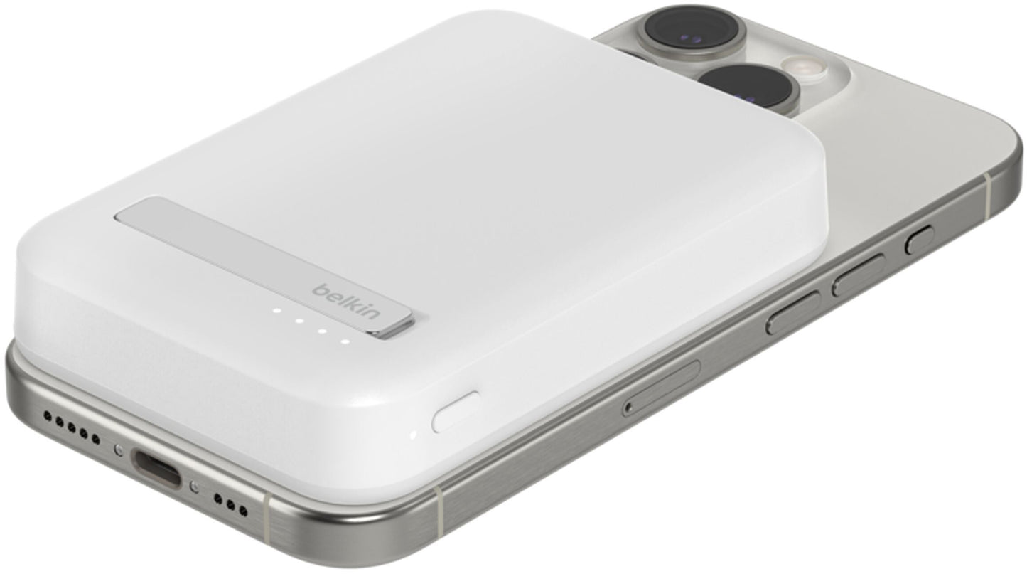 Batterie Externe Sans Fil Belkin BoostCharge Pro avec Support, 8000mAh, 15W, FQI, 1 x QI - 1 x USB-C, Blanche BPD007btWH