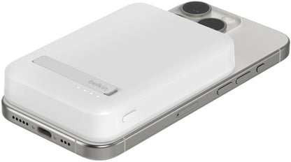Batterie Externe Sans Fil Belkin BoostCharge Pro avec Support, 8000mAh, 15W, FQI, 1 x QI - 1 x USB-C, Blanche BPD007btWH
